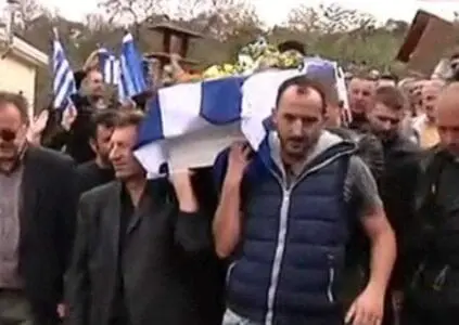 Eordaialive.com - Τα Νέα της Πτολεμαΐδας, Εορδαίας, Κοζάνης Kηδεία Κατσίφα: Κάτω από μια τεράστια ελληνική σημαία μεταφέρθηκε στην εκκλησία η σορός του 35χρονου ομογενή