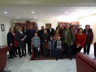 Eordaialive.com - Τα Νέα της Πτολεμαΐδας, Εορδαίας, Κοζάνης Τα Χριστουγεννιάτικα Κάλαντα έψαλλαν στον Περιφερειάρχη Δυτικής Μακεδονίας Θεόδωρο Καρυπίδη (βίντεο-φωτο)