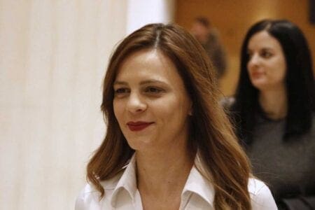 Κατώτατος μισθός: Πόση είναι η αύξηση στην Ελλάδα - Σύγκριση με άλλες χώρες που υπέγραψαν μνημόνια - Eordaialive.com