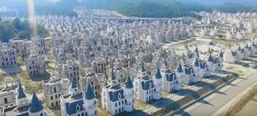 Eordaialive.com - Τα Νέα της Πτολεμαΐδας, Εορδαίας, Κοζάνης Χωριό φάντασμα στην Τουρκία -Εχτισαν 732 κιτς μικρούς πύργους και... χρεοκόπησε η εταιρεία [βίντεο]