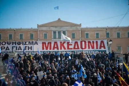 Eordaialive.com - Τα Νέα της Πτολεμαΐδας, Εορδαίας, Κοζάνης Με τους ήχους του ''Μακεδονία ξακουστή'' το συλλαλητήριο για τη Μακεδονία - Δείτε Live εικόνα από το Σύνταγμα