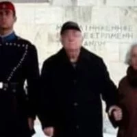 Eordaialive.com - Τα Νέα της Πτολεμαΐδας, Εορδαίας, Κοζάνης Όλη η αλήθεια για τη viral φωτογραφία με τον παππού και την γιαγιά στον Άγνωστο Στρατιώτη