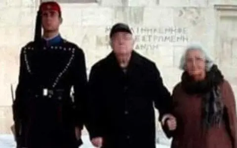 Eordaialive.com - Τα Νέα της Πτολεμαΐδας, Εορδαίας, Κοζάνης Όλη η αλήθεια για τη viral φωτογραφία με τον παππού και την γιαγιά στον Άγνωστο Στρατιώτη