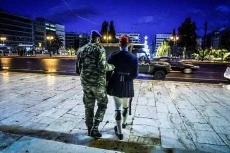 Eordaialive.com - Τα Νέα της Πτολεμαΐδας, Εορδαίας, Κοζάνης Με τζιπ η αλλαγή φρουράς στον Άγνωστο Στρατιώτη – Συγκινητικές εικόνες