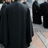 Ιερέας έκανε παρατήρηση σε οδηγό και τον παρέσυρε με το αυτοκίνητο - Eordaialive.com
