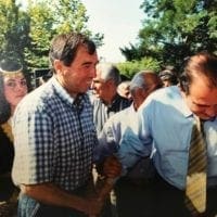Ο ΚΩΣΤΑΣ ΚΑΡΑΜΑΝΛΗΣ ΑΠΟΤΙΕΙ ΦΟΡΟ ΤΙΜΗΣ ΣΤΟΝ ΕΚΛΙΠΩΝΤΑ ΦΙΛΟ ΤΟΥ ΧΡΗΣΤΟ ΠΑΠΑΔΟΠΟΥΛΟ ΣΤΗΝ ΑΡΔΑΣΣΑ ΕΟΡΔΑΙΑΣ - Eordaialive.com