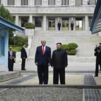 Eordaialive.com - Τα Νέα της Πτολεμαΐδας, Εορδαίας, Κοζάνης Ιστορική συνάντηση εξπρές Τραμπ- Κιμ: Ο πρώτος πρόεδρος των ΗΠΑ που μπήκε στη Β. Κορέα
