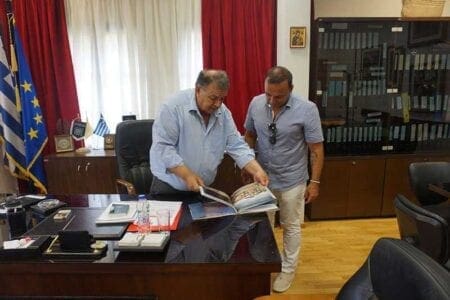 Επίσκεψη του μουσικοσυνθέτη Παύλου Σιμτικίδη στον Δήμαρχο Καστοριάς - Eordaialive.com