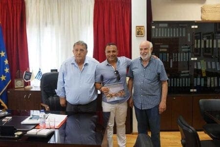 Επίσκεψη του μουσικοσυνθέτη Παύλου Σιμτικίδη στον Δήμαρχο Καστοριάς - Eordaialive.com
