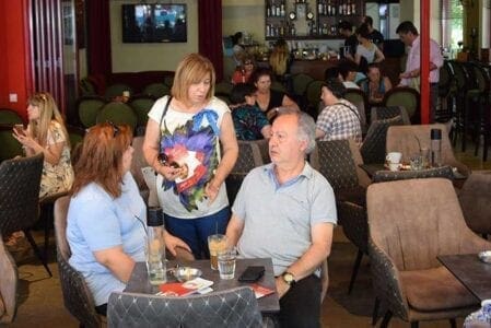 eordaialive.com: Επίσκεψη της Θεοδώρας Γούλιαρου στη λαϊκή αγορά Πτολεμαΐδας (φωτό-βίντεο) - Eordaialive.com