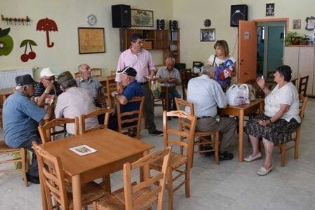 eordaialive.com: Επίσκεψη της Θεοδώρας Γούλιαρου στη λαϊκή αγορά Πτολεμαΐδας (φωτό-βίντεο) - Eordaialive.com