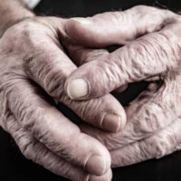 Eordaialive.com - Τα Νέα της Πτολεμαΐδας, Εορδαίας, Κοζάνης Χίος: 90χρονος τριγυρνούσε για χρόνια ρακένδυτος -Οταν πέθανε βρήκαν 1 εκατ. στην τράπεζα