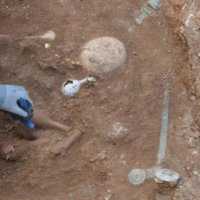 Eordaialive.com - Τα Νέα της Πτολεμαΐδας, Εορδαίας, Κοζάνης Μαυροπηγή: Ασύλητο τάφο του 1ου αιώνα π.Χ έφερε στο φως η αρχαιολογική σκαπάνη (φωτό)