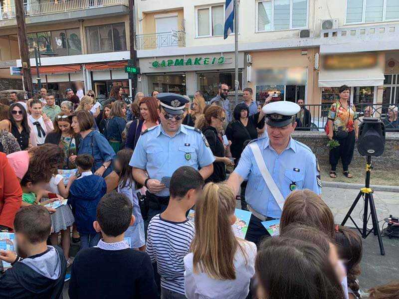 Ενημερωτικά φυλλάδια διένειμαν αστυνομικοί σε γονείς και μαθητές με την έναρξη της νέας σχολικής περιόδου | Eordaialive.com Ενημερωτικά φυλλάδια διένειμαν αστυνομικοί σε γονείς και μαθητές με την έναρξη της νέας σχολικής περιόδου - Eordaialive.com