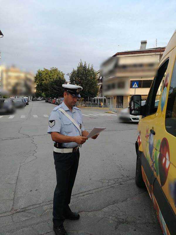 Ενημερωτικά φυλλάδια διένειμαν αστυνομικοί σε γονείς και μαθητές με την έναρξη της νέας σχολικής περιόδου | Eordaialive.com Ενημερωτικά φυλλάδια διένειμαν αστυνομικοί σε γονείς και μαθητές με την έναρξη της νέας σχολικής περιόδου - Eordaialive.com