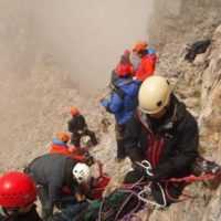 Eordaialive.com - Τα Νέα της Πτολεμαΐδας, Εορδαίας, Κοζάνης Νεκρός ορειβάτης στον Όλυμπο - Μέλη της ΕΜΑΚ ανέσυραν τον άτυχο άνδρα από την χαράδρα