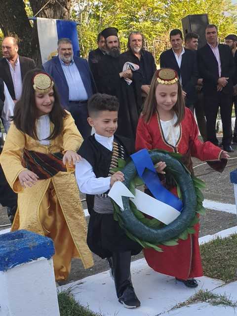 eordaialive.com: Τίμησαν την απελευθέρωση του Περδίκκα! - Δείτε φωτογραφίες από την κατάθεση στεφάνων! - Eordaialive.com