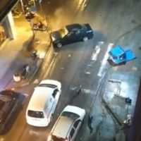 Eordaialive.com - Τα Νέα της Πτολεμαΐδας, Εορδαίας, Κοζάνης Βίντεο: Τρελή πορεία από οδηγό στη Θεσσαλονίκη...Χτύπησε σταθμευμένα ΙΧ, έπεσε σε κάδο, παράτησε το αυτοκίνητο του και… έφυγε