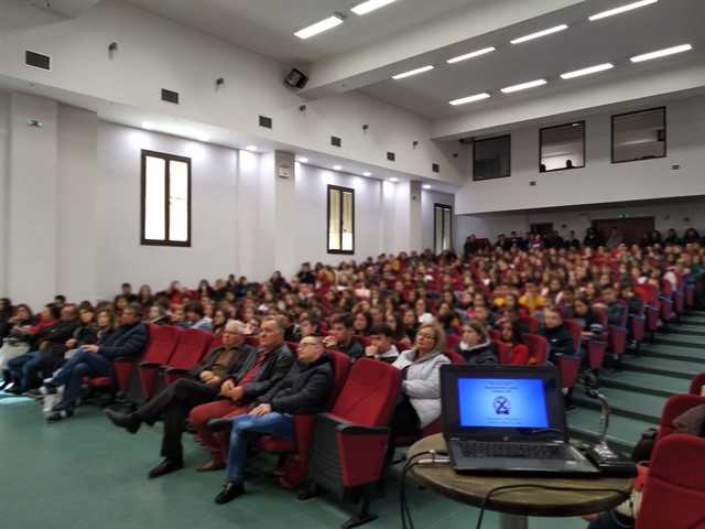 Eordaialive.com - Τα Νέα της Πτολεμαΐδας, Εορδαίας, Κοζάνης Πραγματοποιήθηκε από το Αστυνομικό Τμήμα Σερβίων Βελβεντού ενημερωτική διάλεξη σε μαθητές, εκπαιδευτικούς και δημότες της περιοχής