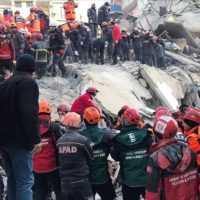 Eordaialive.com - Τα Νέα της Πτολεμαΐδας, Εορδαίας, Κοζάνης Φονικός σεισμός στην Τουρκία: Τουλάχιστον 21 οι νεκροί - Αγωνία για τους εγκλωβισμένους - ΦΩΤΟ - ΒΙΝΤΕΟ