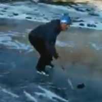 Eordaialive.com - Τα Νέα της Πτολεμαΐδας, Εορδαίας, Κοζάνης Πάγωσε η λίμνη Βασιλίτσα στα Γρεβενά - Έπαιξαν... χόκεϊ επί πάγου! (Βίντεο)