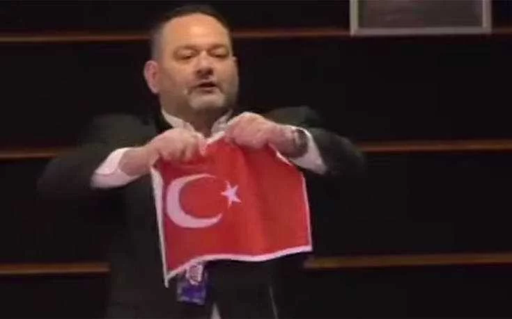 Eordaialive.com - Τα Νέα της Πτολεμαΐδας, Εορδαίας, Κοζάνης Ο Γιάννης Λαγός έσκισε την τουρκική σημαία στο Ευρωκοινοβούλιο, οργισμένη απάντηση Τσαβούσογλου