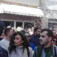 Συγκέντρωση έξω από το γραφείο του Μηταράκη στη Χίο: «Θέλουμε πίσω την ψήφο μας»