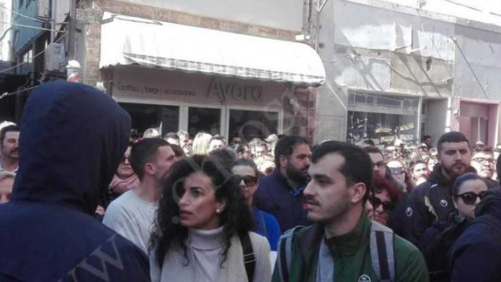 Συγκέντρωση έξω από το γραφείο του Μηταράκη στη Χίο: «Θέλουμε πίσω την ψήφο μας»