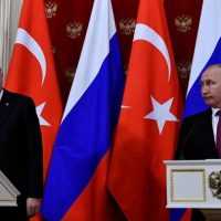 Στα άκρα οι σχέσεις Πούτιν-Ερντογάν: Γιατί η Ρωσία καταγγέλλει την Τουρκία ότι σπρώχνει χιλιάδες μετανάστες στην Ελλάδα