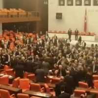 Τουρκία: Η φράση Ερντογάν που προκάλεσε ξύλο στη Βουλή