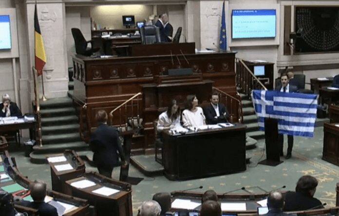 “Γνωρίζετε αυτή τη σημαία; Αυτοί, οι Έλληνες, φρουρούν τα σύνορα μας”! Συγκλονιστική στιγμή στο βελγικό κοινοβούλιο