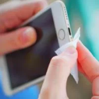 Κορωνοϊός: Η σωστή απολύμανση του κινητού – Τι προσέχουμε