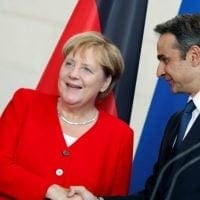 Στο Βερολίνο ο πρωθυπουργός – Σε «δύο βάρκες» πατά η Μέρκελ