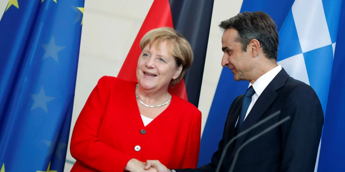 Στο Βερολίνο ο πρωθυπουργός – Σε «δύο βάρκες» πατά η Μέρκελ