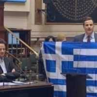 Βέλγος βουλευτής σήκωσε την ελληνική σημαία για συμπαράσταση στην Ελλάδα