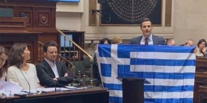 Βέλγος βουλευτής σήκωσε την ελληνική σημαία για συμπαράσταση στην Ελλάδα