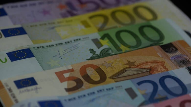 Τα νέα δεδομένα για τα 800 ευρώ σε εργαζόμενους και εργοδότες