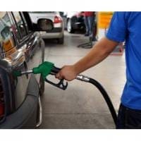Πετρέλαιο: Πώς η βουτιά της τιμής επηρεάζει την αγορά καυσίμων - Πού θα φτάσει η βενζίνη