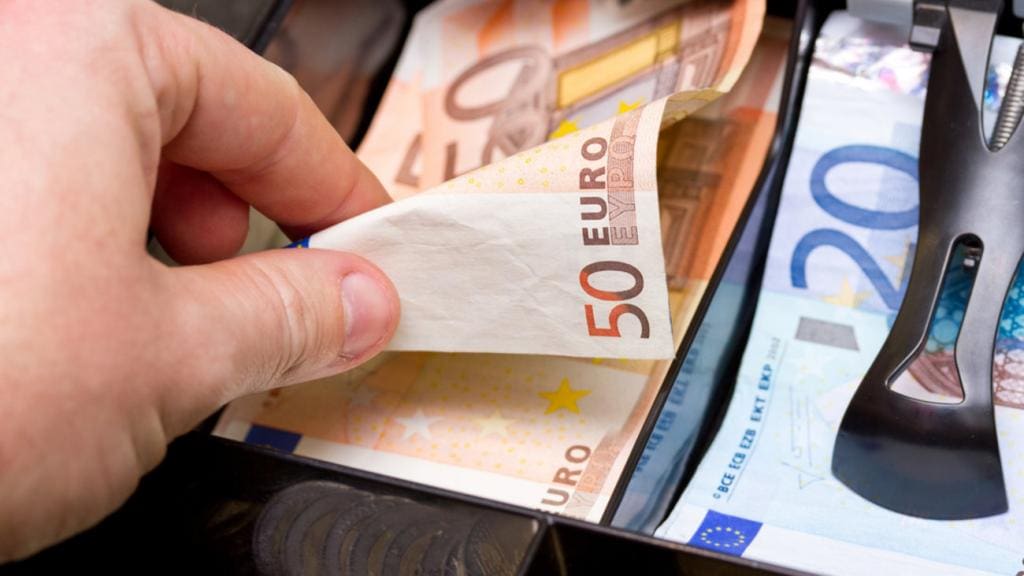 Κατώτατος μισθός: Φλερτάρει με τα 700 ευρώ – Τα σενάρια που εξετάζει η κυβέρνηση [πίνακες]