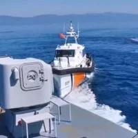 Eordaialive.com - Τα Νέα της Πτολεμαΐδας, Εορδαίας, Κοζάνης Τουρκικά σκάφη επιχειρούν να προωθήσουν λέμβο με μετανάστες(βίντεο)