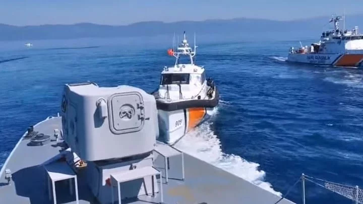 Eordaialive.com - Τα Νέα της Πτολεμαΐδας, Εορδαίας, Κοζάνης Τουρκικά σκάφη επιχειρούν να προωθήσουν λέμβο με μετανάστες(βίντεο)