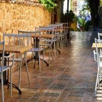 Εστιατόρια - καφέ: Τραπέζια ακόμη και στο... οδόστρωμα - Πότε θα αποφασιστεί αν θα ανοίξουν νωρίτερα