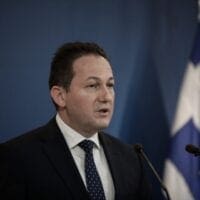 Πέτσας «καρφώνει» Τσίπρα: Να μιλήσει για την Novartis – Πρόκειται για πολιτική σκευωρία - Eordaialive.com