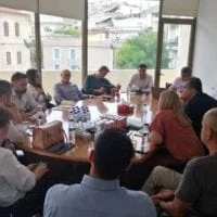 «Συνάντηση της Διοίκησης του ΤΕΕ/ΤΔΜ με τον Συντονιστή του Σχεδίου Δίκαιης Αναπτυξιακής Μετάβασης των περιοχών της Δυτικής Μακεδονίας και της Μεγαλόπολης, κο Μουσουρούλη Κωστή» Στον χώρο του Τεχνικού Επιμελητηρίου της Κοζάνης, υποδέχτηκε ο Πρόεδρος του Τμήματος Στέργιος Κιάνας, μαζί με μέλη της Διοίκησης, εκλεγμένους σε κεντρικά όργανα και Επιμελητές μόνιμων επιτροπών, τον Συντονιστή του Σχεδίου Δίκαιης Αναπτυξιακής Μετάβασης των περιοχών της Δυτικής Μακεδονίας και της Μεγαλόπολης, κο Μουσουρούλη Κωστή, που βρίσκεται την περίοδο αυτή στη Δυτική Μακεδονία, προκειμένου να έρθει σε επαφή με φορείς της περιοχής, με στόχο την υλοποίηση του Σχεδίου Δίκαιης Μετάβασης και τον συντονισμό, των συνδεόμενων με αυτό, δραστηριοτήτων. Ο Πρόεδρος του Τμήματος, αφού καλωσόρισε τον κο Μουσουρούλη και του ευχήθηκε καλή επιτυχία στα ιδιαιτέρως απαιτητικά νέα του καθήκοντα, τον διαβεβαίωσε ότι το ΤΕΕ/ΤΔΜ, τόσο ως ο επίσημος Τεχνικός Σύμβουλος της Πολιτείας, αλλά και αντιλαμβανόμενο πλήρως το μέγεθος της ευθύνης και της δυσκολίας του εγχειρήματος της αναπτυξιακής μετάβασης, θα σταθεί αρωγός στην όλη προσπάθεια, με όποιο τρόπο επιλέξει η Κυβέρνηση να το αξιοποιήσει. Τα μέλη του ΤΕΕ/ΤΔΜ, οι Διπλωματούχοι Μηχανικοί, είναι οι πλέον κατάλληλοι για να εργαστούν για την υλοποίηση του στόχου της μετάβασης, έχοντας αποκτήσει, λόγω του ενεργειακού χαρακτήρα της περιοχής, μεγάλη εμπειρία και γνώσεις στα θέματα της Ενέργειας. Ο κος Μουσουρούλης, εξέφρασε την εκτίμησή του στην ιδιότητα του Διπλωματούχου Μηχανικού, αναγνώρισε με τη σειρά του το ειδικό επιστημονικό βάρος του κλάδου και κατέστησε σαφές ότι στη αναπτυξιακή μετάβαση που οραματίζεται η Κυβέρνηση, οι Μηχανικοί θα έχουν πρωταγωνιστικό ρόλο. Όλα τα σχέδια της Πολιτείας μπορούν να υλοποιηθούν μόνο με συνεργάτη την τοπική κοινωνία και το ΤΕΕ/ΤΔΜ θα συμβάλει με το δυναμικό του στο στόχο αυτό. Ακολούθησε συζήτηση γύρω από ζητήματα που έχουν προκύψει από την ήδη μειωμένη χρήση του λιγνίτη, ζητήματα που είναι τόσο κοινωνικά, όπως η αύξηση της ανεργίας, αλλά και τεχνικά, όπως τα προβλήματα που παρουσιάστηκαν με τις αρδεύσεις περιοχών, τη λειτουργία των τηλεθερμάνσεων, τις χρήσεις γης των περιοχών της ΔΕΗ, το νομοθετικό πλαίσιο που διέπει τους διαγωνισμούς κ.α. και κατέληξαν σε μία σειρά ενεργειών που πρέπει να γίνουν το επόμενο διάστημα και από τις δύο πλευρές. Στη συνάντηση αυτή, που πραγματοποιήθηκε σε ένα εξαιρετικό κλίμα, τέθηκαν οι βάσεις για τη μελλοντική συνεργασία των δύο φορέων και αποτυπώθηκε η αισιοδοξία ότι η μετάβαση μπορεί να είναι πραγματικά δίκαιη και να αποτελέσει μοχλό ανάπτυξης και νέων προοπτικών για την περιοχή της Δυτικής Μακεδονίας.