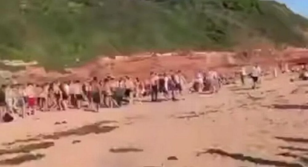 ΚΟΣΜΟΣ:Απίστευτο ξύλο μεταξύ 200 ατόμων σε παραλία!