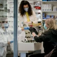 Νέα δεδομένα για τη μάσκα σε καταστήματα, τι ισχύει για τις ασπίδες