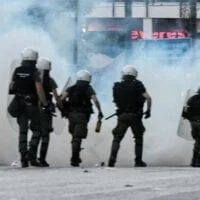 Eordaialive.com - Τα Νέα της Πτολεμαΐδας, Εορδαίας, Κοζάνης Η νέα εποχή Χρυσοχοΐδη: Αστυνομικοί πέφτουν με τις μηχανές σε διαδηλωτές [βίντεο]