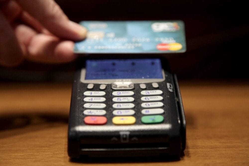 Αύξηση χρεώσεων στις συναλλαγές με κάρτες – Στους καταναλωτές το κόστος