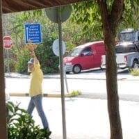 Κοζάνη-Άγνωστος άντρας με σταυρό στο χέρι στον κόμβο προς Θεσσαλονίκη-Τον δείχνει επιδεικτικά στους οδηγούς-Δείτε Βίντεο