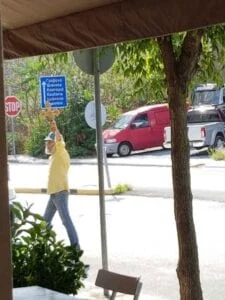 Κοζάνη-Άγνωστος άντρας με σταυρό στο χέρι στον κόμβο προς Θεσσαλονίκη-Τον δείχνει επιδεικτικά στους οδηγούς-Δείτε Βίντεο